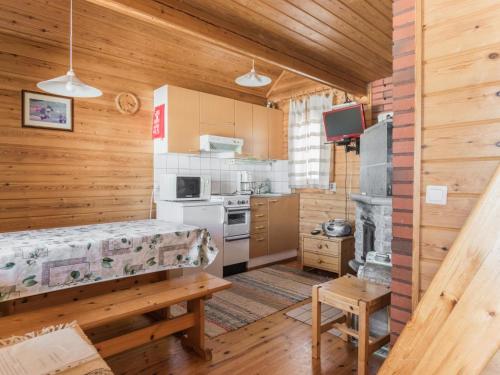 - une cuisine avec un lit et une cuisinière dans une cabine dans l'établissement Holiday Home Tuomiranta by Interhome, à Pohjavaara