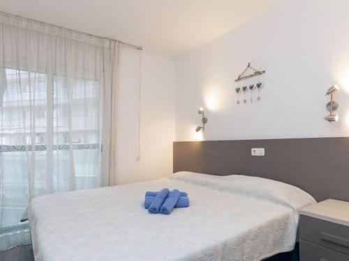 um quarto com uma cama com duas toalhas azuis em Apartment Fanals-6 by Interhome em Platja d'Aro