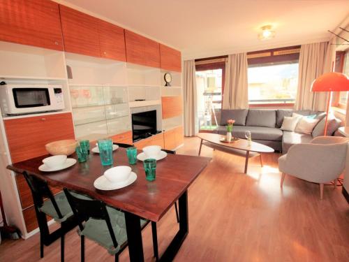 ein Wohnzimmer mit einem Tisch und einem Sofa in der Unterkunft Apartment Haus Achenstrasse-5 by Interhome in Bad Hofgastein