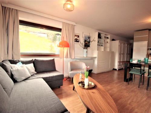 sala de estar con sofá y mesa en Apartment Haus Achenstrasse-5 by Interhome, en Bad Hofgastein