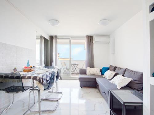 un salon avec un canapé et une table dans l'établissement Studio Vistaéro-6 by Interhome, au Barcarès