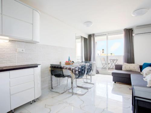 une cuisine et un salon avec une table et un canapé dans l'établissement Studio Vistaéro-6 by Interhome, au Barcarès