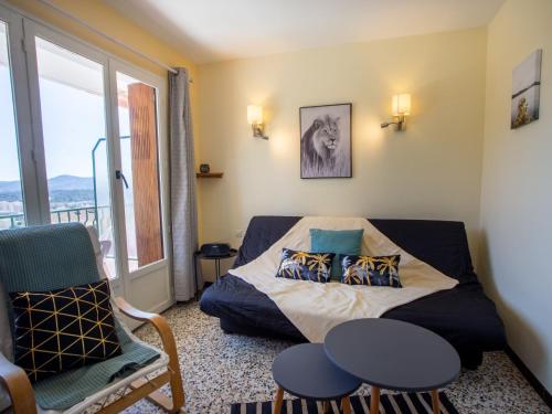 เตียงในห้องที่ Apartment Les Sirènes du Lavandou by Interhome