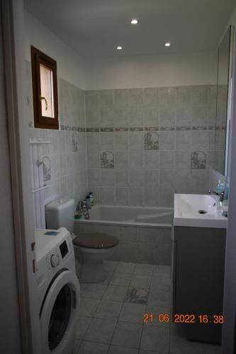 ein Badezimmer mit einem WC, einem Waschbecken und einer Badewanne in der Unterkunft Maison de 4 chambres de front de mer Corse-du-Sud in Appietto