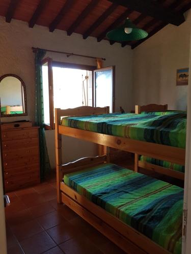 1 Schlafzimmer mit 2 Etagenbetten und einem Spiegel in der Unterkunft Maison de 4 chambres de front de mer Corse-du-Sud in Appietto