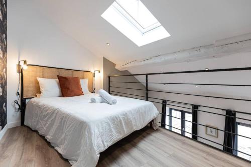 Postel nebo postele na pokoji v ubytování Le cocon stéphanois - Résidence Hestia