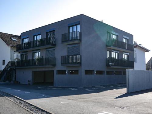 ルステナウにあるホテル リンデ ジノハウスの側面にバルコニーがある建物