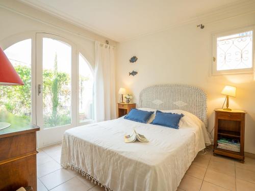 une chambre avec un lit avec deux chaussures dessus dans l'établissement Holiday Home Les Cyprès by Interhome, à Hyères