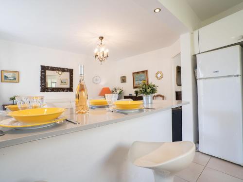 - une cuisine avec un comptoir avec des plats jaunes dans l'établissement Holiday Home Les Cyprès by Interhome, à Hyères