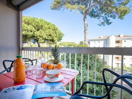 une table avec un bol de fruits sur un balcon dans l'établissement Apartment Le Zodiaque II-3 by Interhome, à Hyères