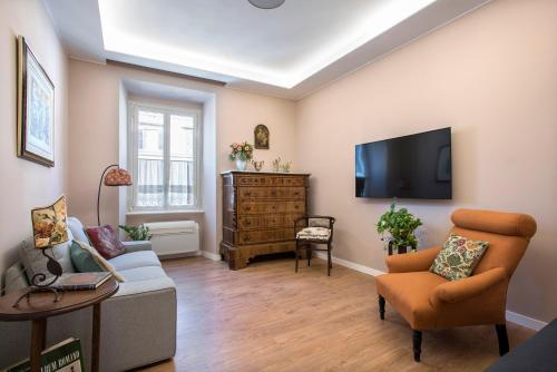 "Elegant 4BR Apartment in Historic Palazzo Vatican Steps"