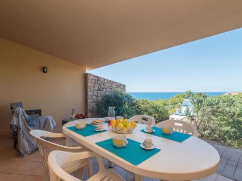 een tafel met een fruitschaal op een balkon bij Holiday Home Erica by Interhome in Costa Paradiso