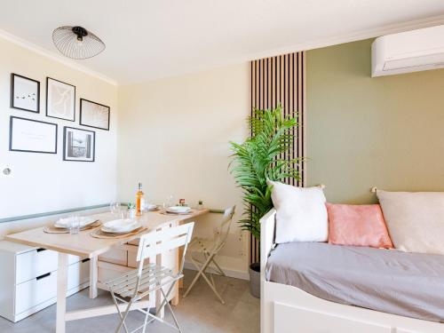 - une chambre avec un bureau, un lit et une table dans l'établissement Apartment L'Esquinade - G3 033 by Interhome, à Agay