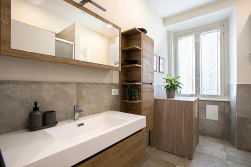 "Elegant 4BR Apartment in Historic Palazzo Vatican Steps"
