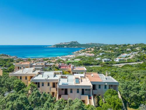 uma imagem de uma villa numa colina com o oceano em Apartment Baia blu by Interhome em Santa Teresa Gallura