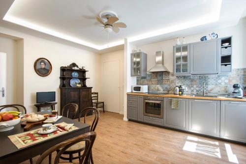 "Elegant 4BR Apartment in Historic Palazzo Vatican Steps"