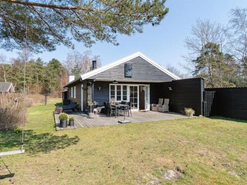 Zahrada ubytování Holiday Home Peadda - 150m from the sea by Interhome