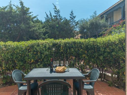 - une table avec une corbeille de fruits et des verres à vin dans l'établissement Apartment Lampara by Interhome, à Capo Testa