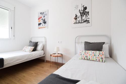 Posteľ alebo postele v izbe v ubytovaní Letmalaga Malasaña City Views Superior Apartment