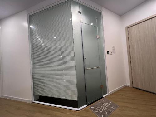 um elevador de vidro num quarto com uma porta em ANH’s HOUSE em Hue