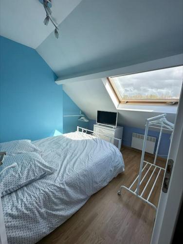 une chambre avec un lit et un plafond bleu dans l'établissement Maison près de la ville, à Saint-Étienne-au-Mont