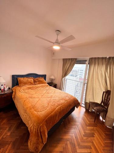 - une chambre avec un lit et un ventilateur de plafond dans l'établissement Abasto Lindo Dpto 2 Amb c Cocina Mantenemos Precio, à Buenos Aires