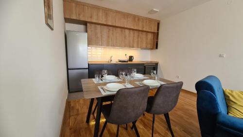 una cucina con tavolo e sedie di Apartman Centar Bečej a Bečej