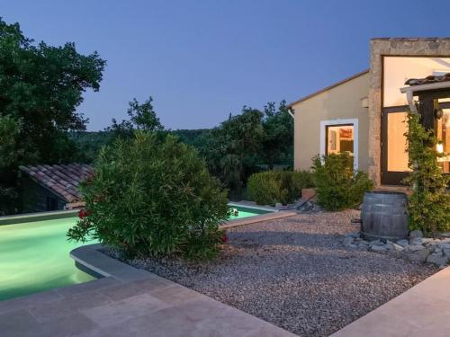 une maison avec une piscine et une maison dans l'établissement Hill-top haven with private pool and endless views, à Belvézet