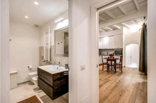 La salle de bains est pourvue d'un lavabo, de toilettes et d'une cuisine. dans l'établissement suity I cozy leutari 23, à Rome
