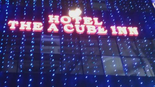 un cartel que dice hotel el cubículo en The A Cube Inn, en Bokāro