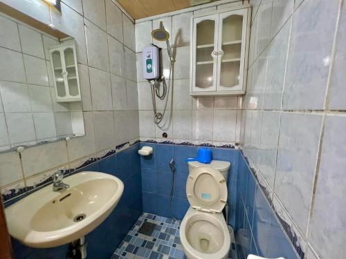 La petite salle de bains est pourvue de toilettes et d'un lavabo. dans l'établissement Zenmist Properties- 2 Bedroom Economy, à Baguio