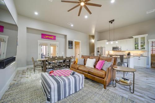 Una cocina o cocineta en Carlton Landing Retreat with Eufaula Lake Access!