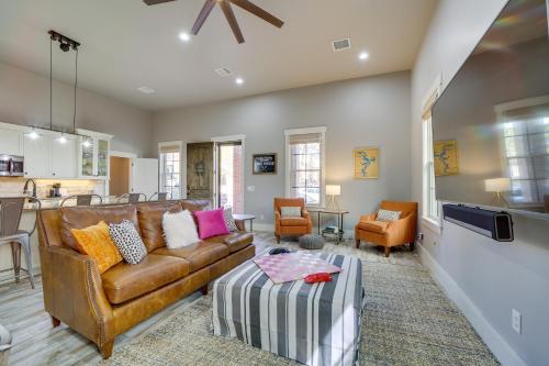 Un lugar para sentarse en Carlton Landing Retreat with Eufaula Lake Access!