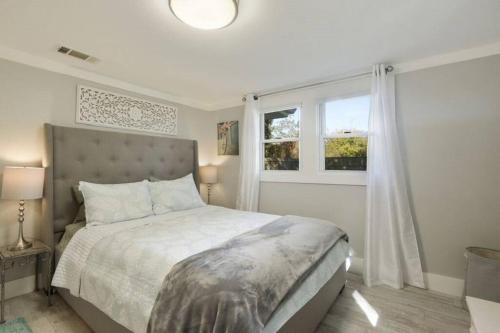 Habitación blanca con cama y ventana en Shady Oaks Beach House With Beautiful Ocean Views!, en Gulfport