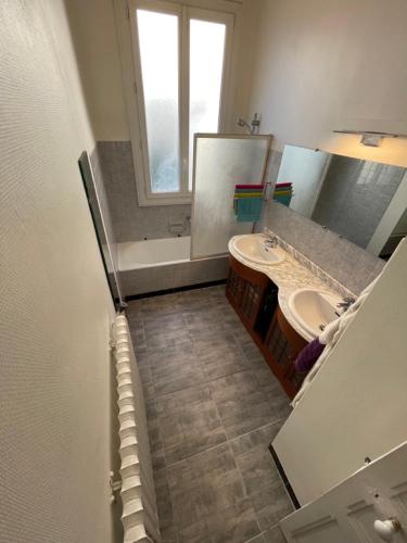 - une salle de bains avec deux lavabos et une baignoire dans l'établissement Balcon St Raymond maison 100m2 centre Lourdes, à Lourdes