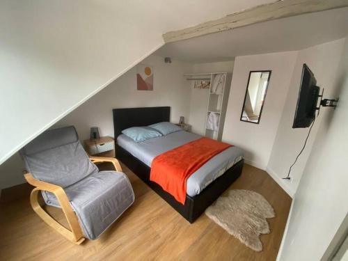 une petite chambre avec un lit et une chaise dans l'établissement Emeraude B avec salle de sport, à Amiens