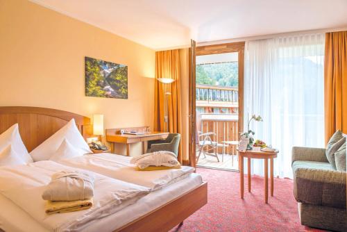 Un pat sau paturi într-o cameră la Vivea Hotel Bad Goisern