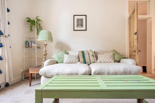 sala de estar con sofá y mesa de centro en Charming flat in quiet street in Stockbridge en Edimburgo