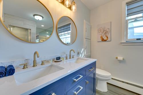 baño con lavabo grande y espejo en Spacious Historic Home in the Berkshires!, en Pittsfield