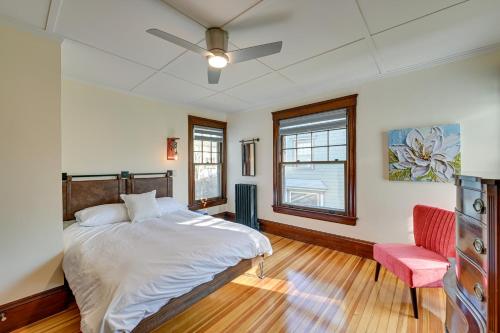 um quarto com uma cama e uma ventoinha de tecto em Spacious Historic Home in the Berkshires! em Pittsfield