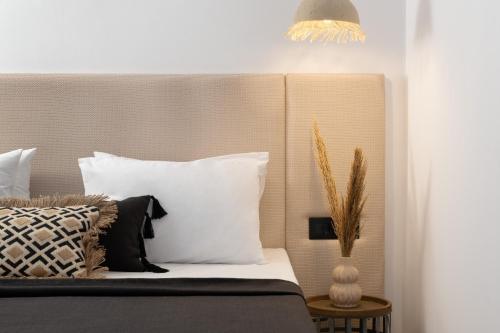 1 dormitorio con 1 cama con almohadas blancas y negras en Diana Art Boutique Hotel en Rodas