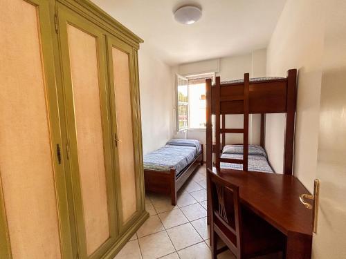 a room with two bunk beds and a desk at 7 posti nel cuore dell'area pedonale con parcheggio in Bibione
