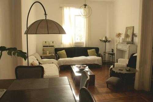 a living room with a couch and a table at Elegancia y estilo combinados en este apartamento. in Buenos Aires