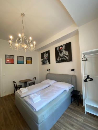 Schlafzimmer mit einem Bett und einem Kronleuchter in der Unterkunft Prahabel - C10 in Prag