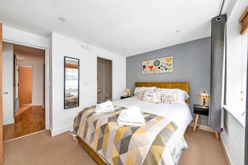 1 dormitorio con 1 cama grande en una habitación en Finest Retreats - Mowbray, en Harrogate