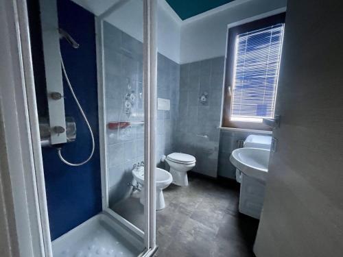 La salle de bains est pourvue d'une douche, de toilettes et d'un lavabo. dans l'établissement Casa Tuly 1, à Brenzone