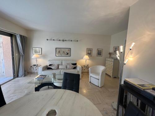 un salon avec un canapé et une table dans l'établissement Alexandra apartment by Welcome to Cannes, à Cannes