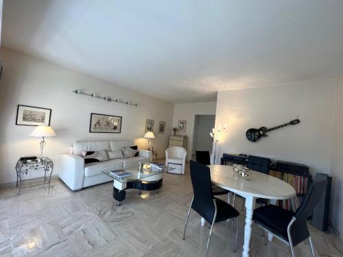 un salon avec un canapé blanc et une table dans l'établissement Alexandra apartment by Welcome to Cannes, à Cannes