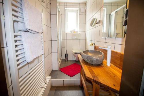 ein kleines Bad mit einem Waschbecken und einem WC in der Unterkunft Haus Kinspergher in Innsbruck