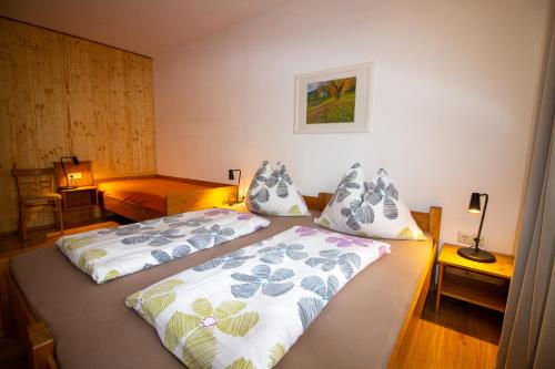 1 Schlafzimmer mit 2 Einzelbetten und einer Lampe in der Unterkunft Haus Kinspergher in Innsbruck